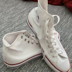 these are a size 9.5 in mens and a 11.5 in woman’s white converse